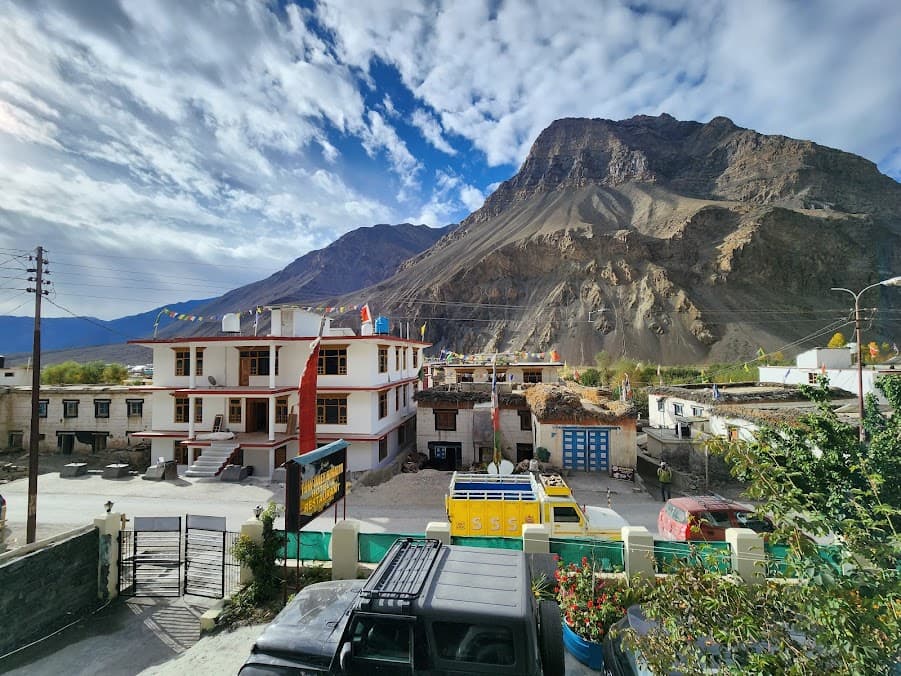 Tow Dhey Himalaya Hotel restaurant and dining area